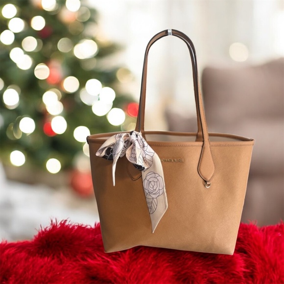 Michael Kors Reversible Jet Set Saffiano Leather Tote, Pouch & charms w/bag NWOT - Picture 2 of 11